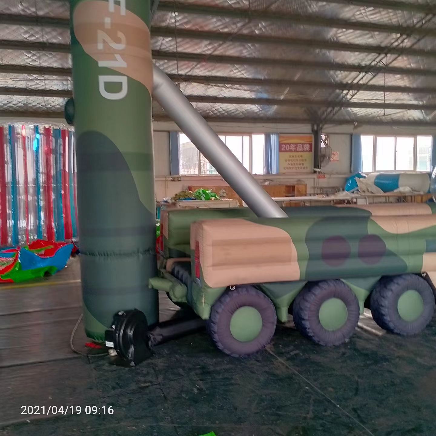 范县军事演习中的充气目标车辆：模拟发射车雷达车坦克飞机